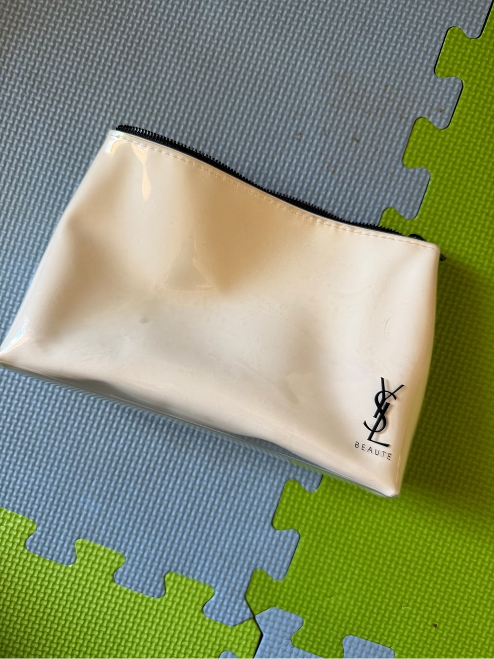 Clutch-like cosmetic pouch